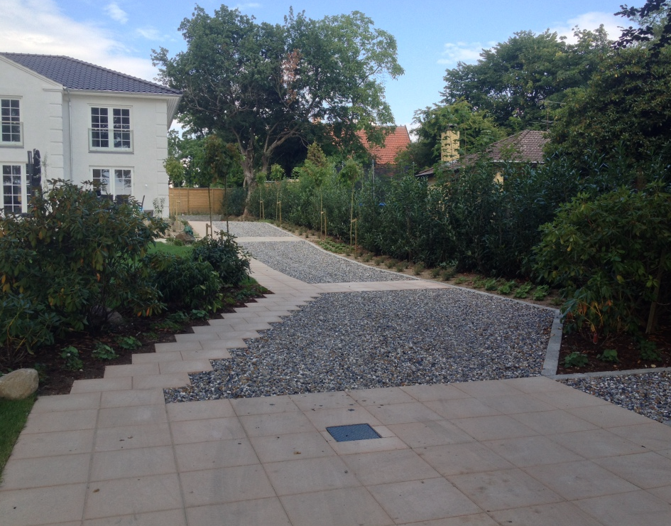 Bilparkering med granitskærver: Velanlagt parkeringsområde med granitskærver, der er funktionelt og i stil med ejendommens øvrige design